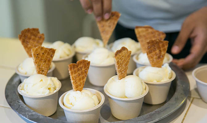 Downtown Food Tour - Peddlers Creamery Putting Wedges in Ice Cream